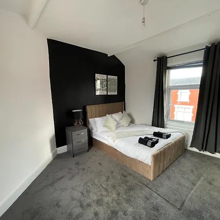 Spacious 6-bedroom In Bedes, *