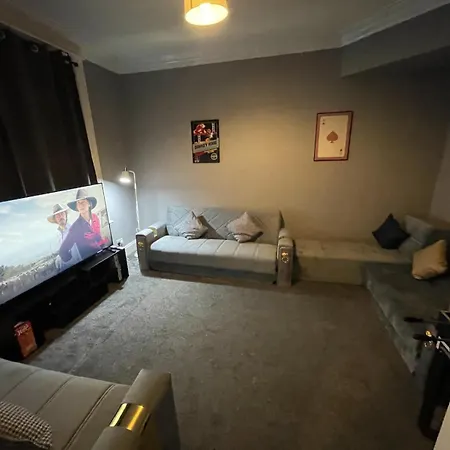Spacious 6-bedroom In Bedes, Holiday home