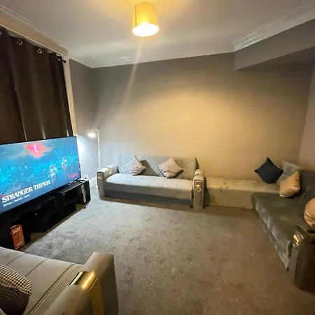 Spacious 6-bedroom In Bedes, *