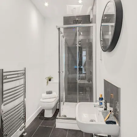 Apartment Aurum House At York Street, - By Polkastays *