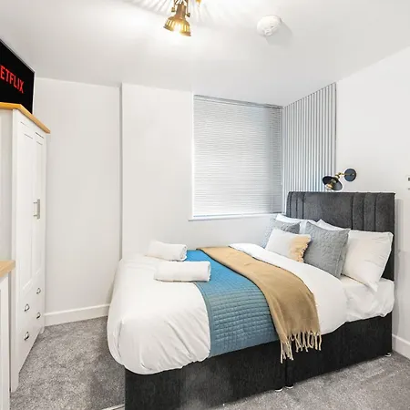 Apartment Aurum House At York Street, - By Polkastays
