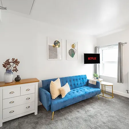 Apartment Aurum House At York Street, - By Polkastays Blackpool