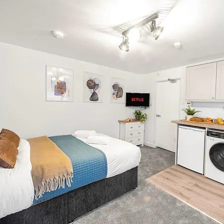 Apartment Aurum House At York Street, - By Polkastays Blackpool