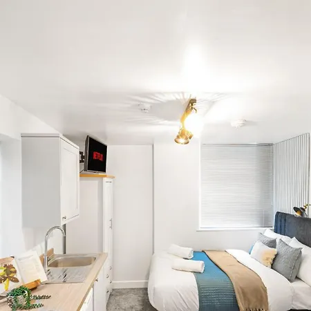 Aurum House At York Street, - By Polkastays Apartment