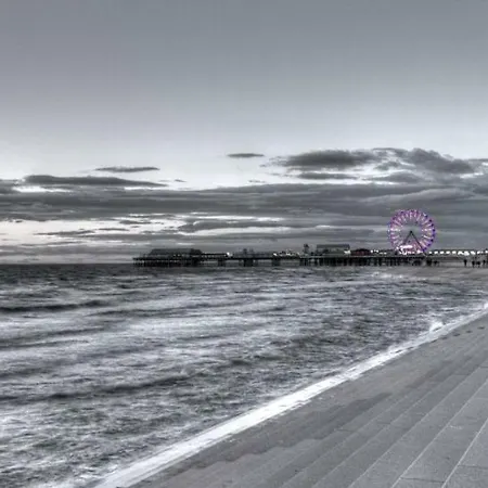 Guest house Rossall House , For Families & Couples 3*